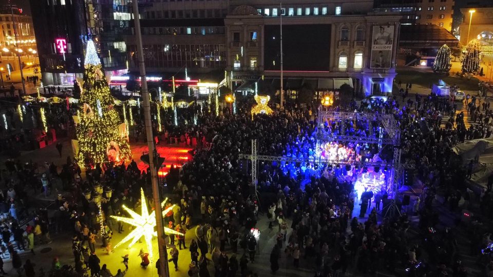 СКОПЈЕ БЛЕСНА ВО НОВОГОДИШЕН СЈАЈ (ФОТО)