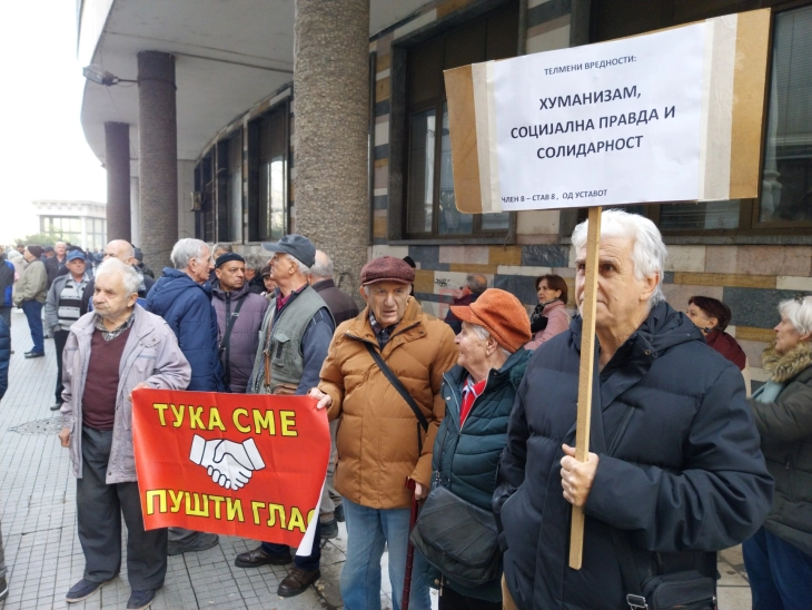 Пензионерите пред Уставен суд: Доста е со поделби, со процентуално зголемување на пензиите ќе немаме за леб!