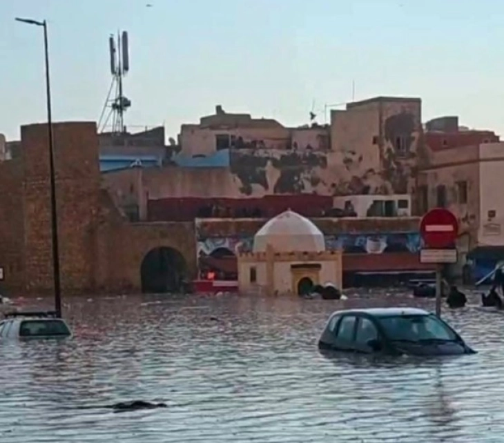 Најмалку 21 лице го загуби животот во поплави, 32 се повредени