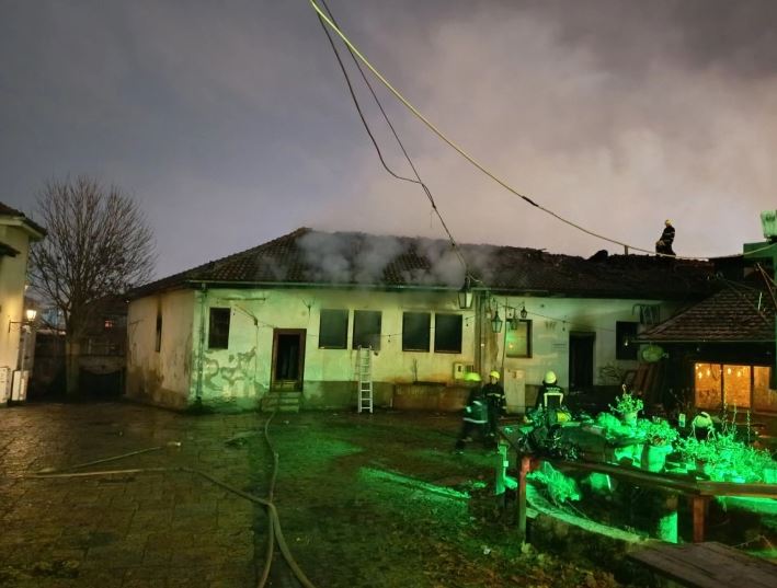 Под контрола пожарот во близина на црквата „Св. Спас“, интервенирале 20 пожарникари