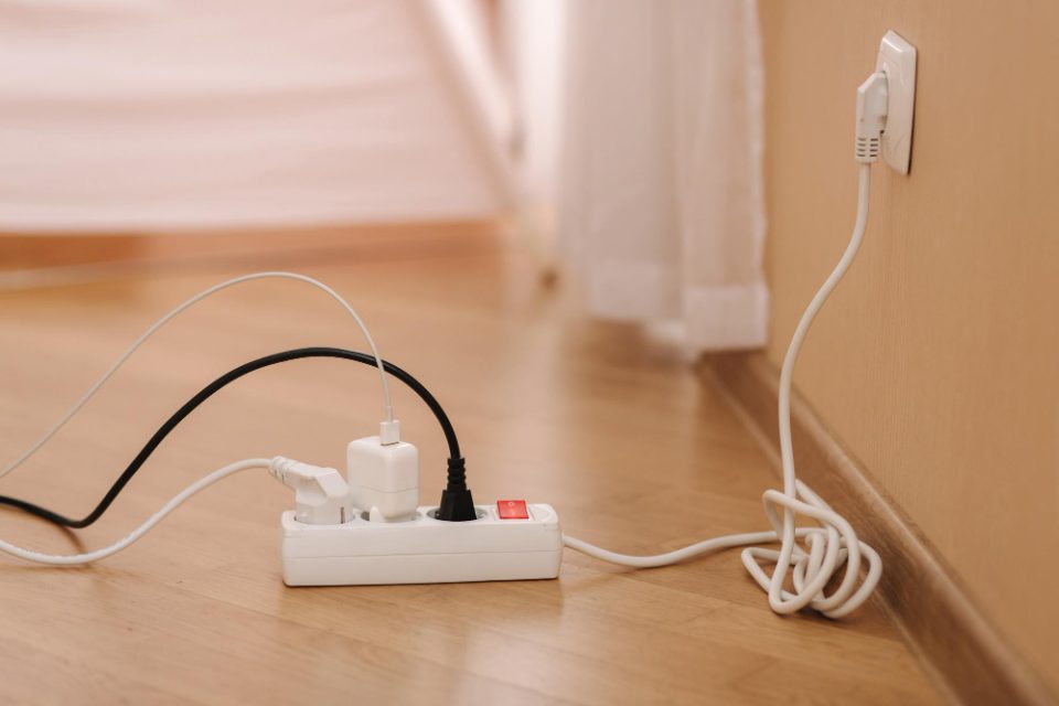 Поведена постапка: Сопругот и се заканил со бркање од домот или фрлање од 4 кат бидејќи не сакала да му даде продолжен кабел