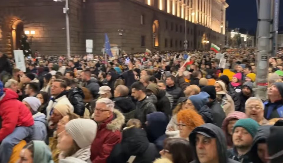 Протести во Бугарија поради предлог буџетот за 2026, судири со полицијата во Софија