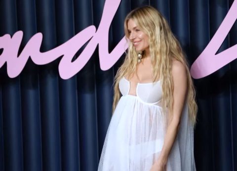 ВИДЕО: Сиена Милер го покажа трудничкиот стомак, го очекува третото дете