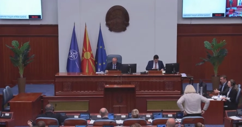 Собранието ја констатираше оставката на уставната судијка Дабовиќ-Анастасовска, ВМРО-ДПМНЕ со барање за договор за една анкетна за трагедиите