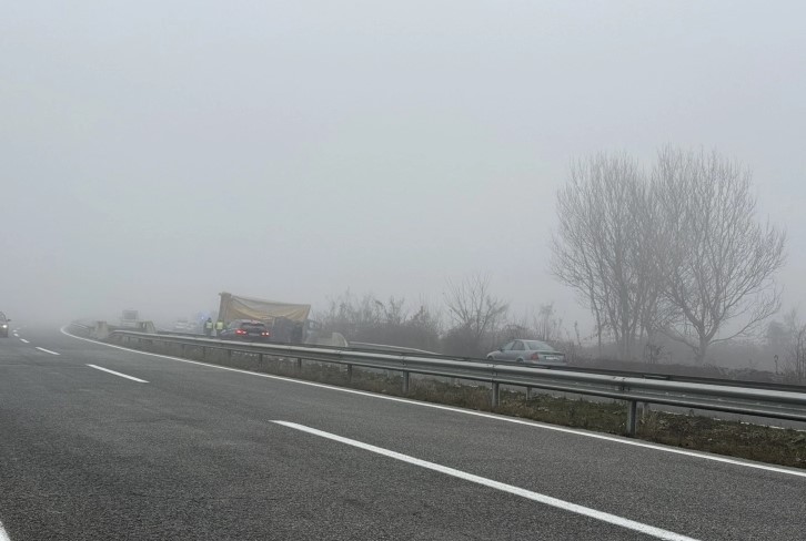 Повреден возач по судир на две товарни возила на автопатот Скопје-Тетово