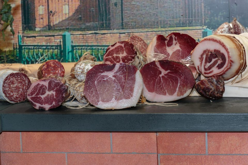 Сувото месо се чува во замрзнувач до 12 месеци