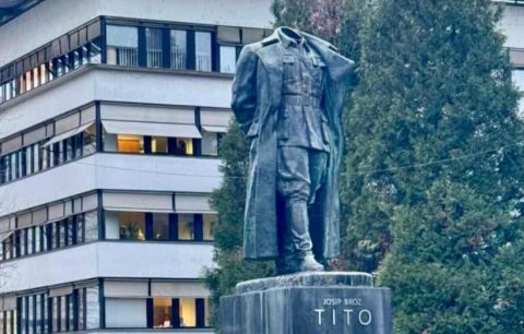 Вандализам во Словенија: Обезглавена статуата на Тито во Велење (ФОТО)