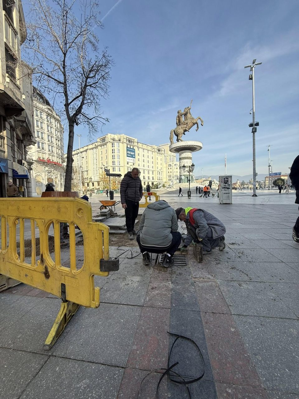 ФОТО: Замена на плочки, функционални фонтани – Се обновуваат јавните површини во Скопје