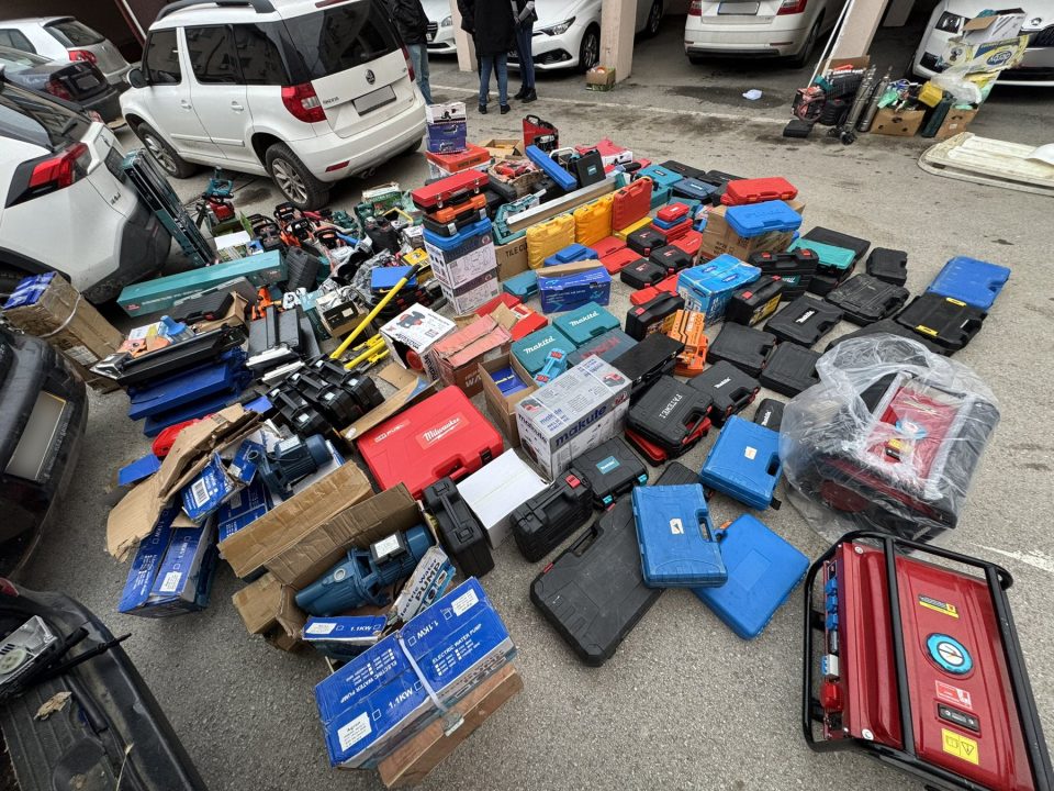 Запленети 237 парчиња разновиден рачен, батериски и електричен алат без документација, лишени од слобода две лица