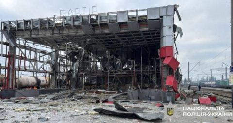 ВИДЕО: Руски дронови и ракети го погодија железничкиот јазол во близина на Киев