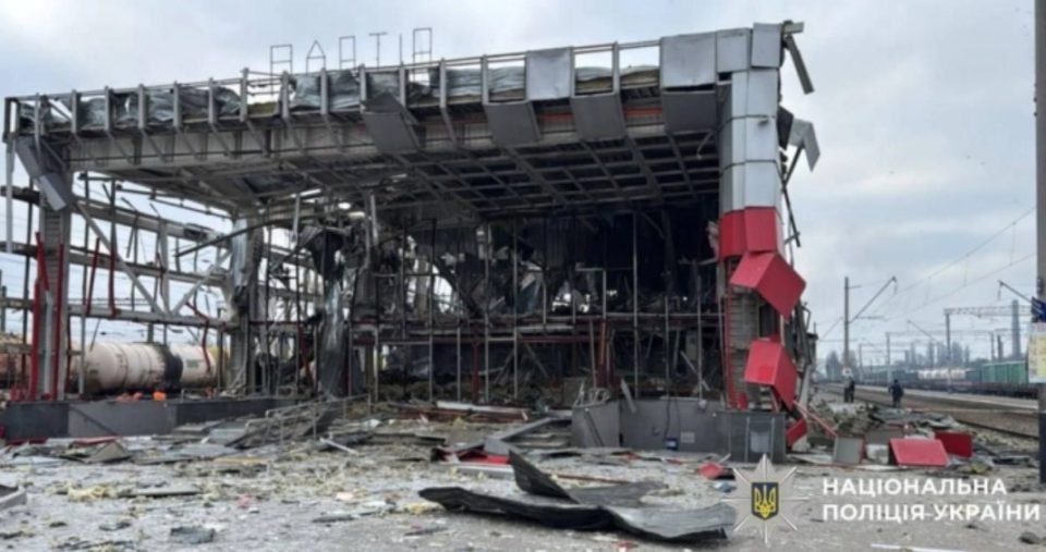 ВИДЕО: Руски дронови и ракети го погодија железничкиот јазол во близина на Киев