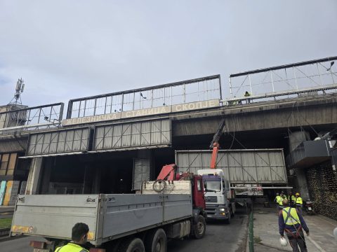 ВИДЕО: Отстранет и првиот билборд од Железничката станица Скопје!