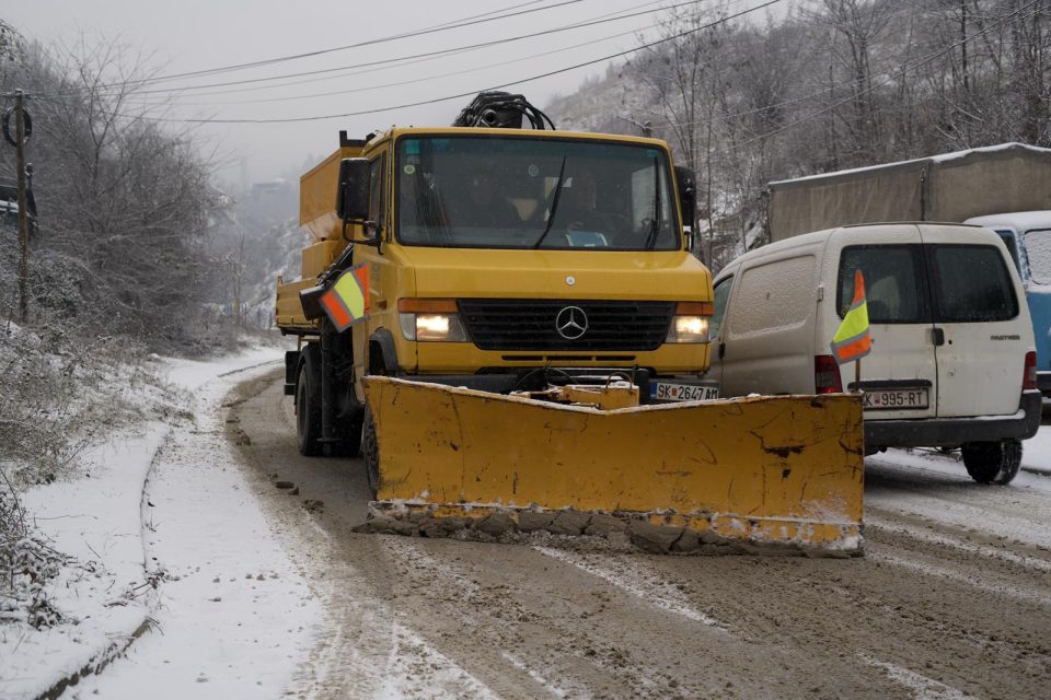 Кисела Вода: Мобилизирани се сите служби, се справуваме со снежните наноси