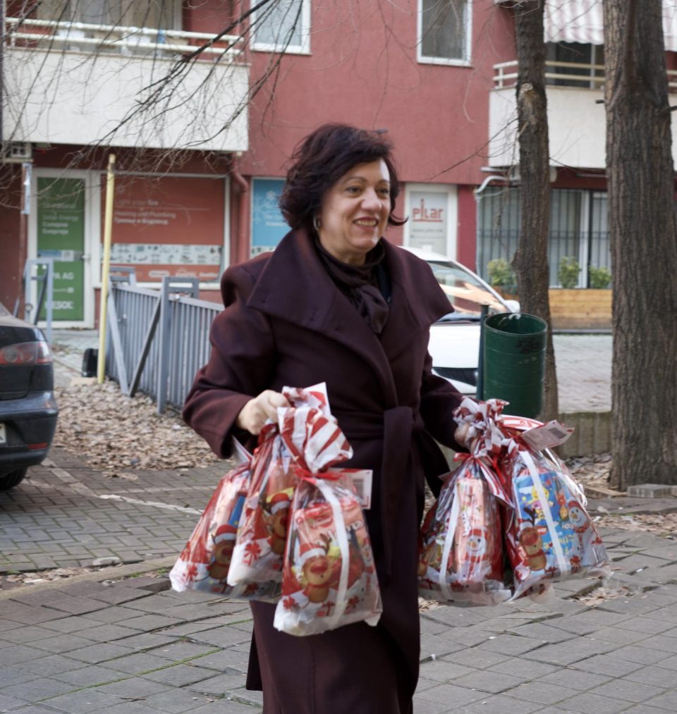 Стаменкоска-Трајкоска: Дружење, пита со паричка и донација за децата со церебрална парализа во Расадник