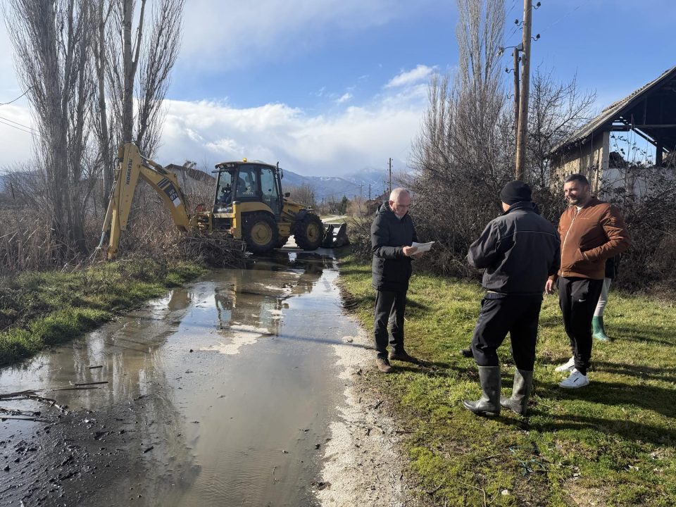 До доцна во ноќта се работеше на санирање на проблемите од обилните врнежи, јавните претпријатија и денеска на терен