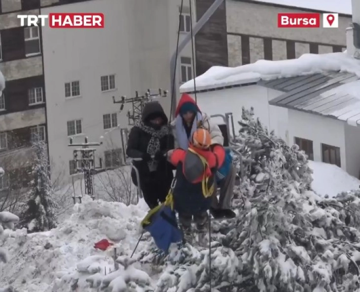 Успешна спасувачка акција во Турција: Извлечени 51 лице заглавени на жичница на планината Улудаг