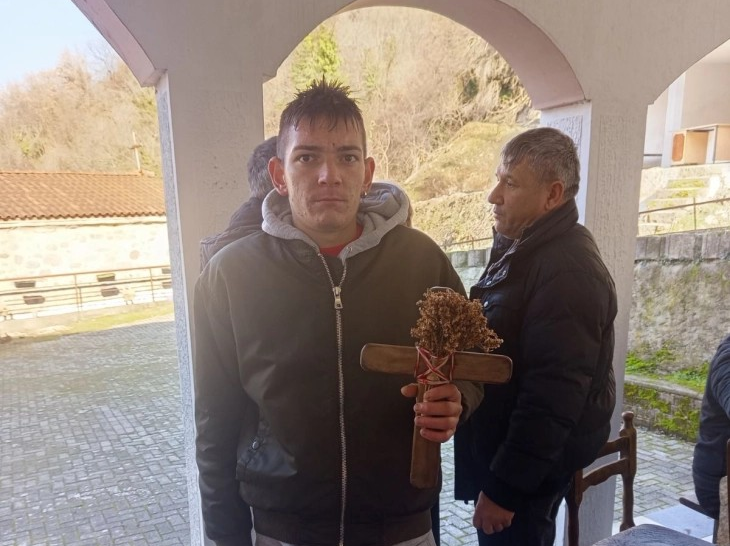 Даниел Летников го фати светиот крст од водите на браната Моклиште кај Ваташа