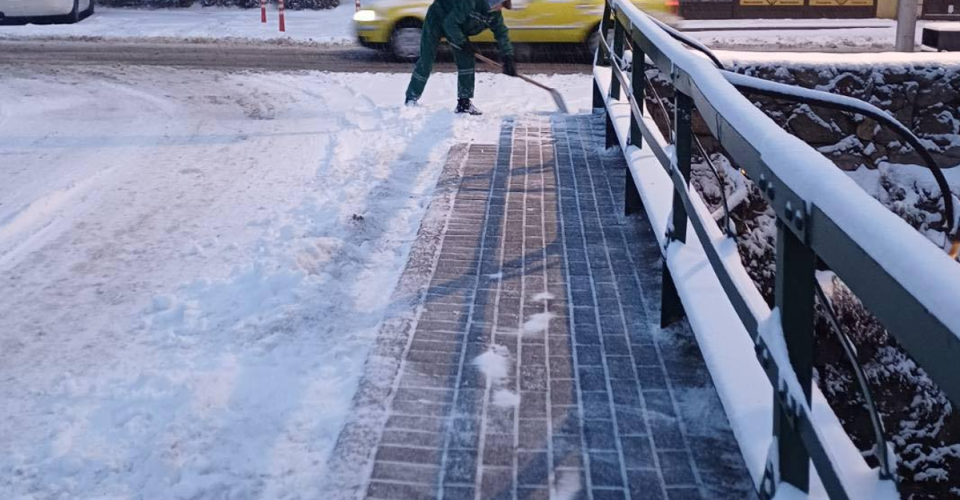 Екипи на „Комуналец“ ги расчистуваат пристапните патеки