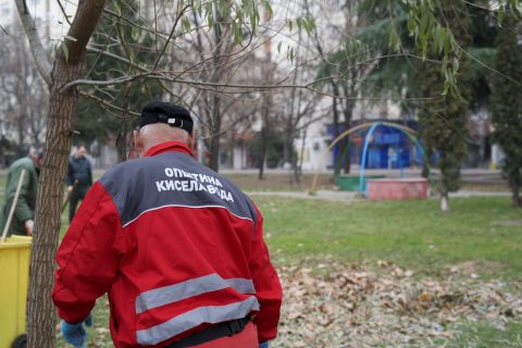 Се чисти паркот „Македонија“ во Општина Кисела Вода