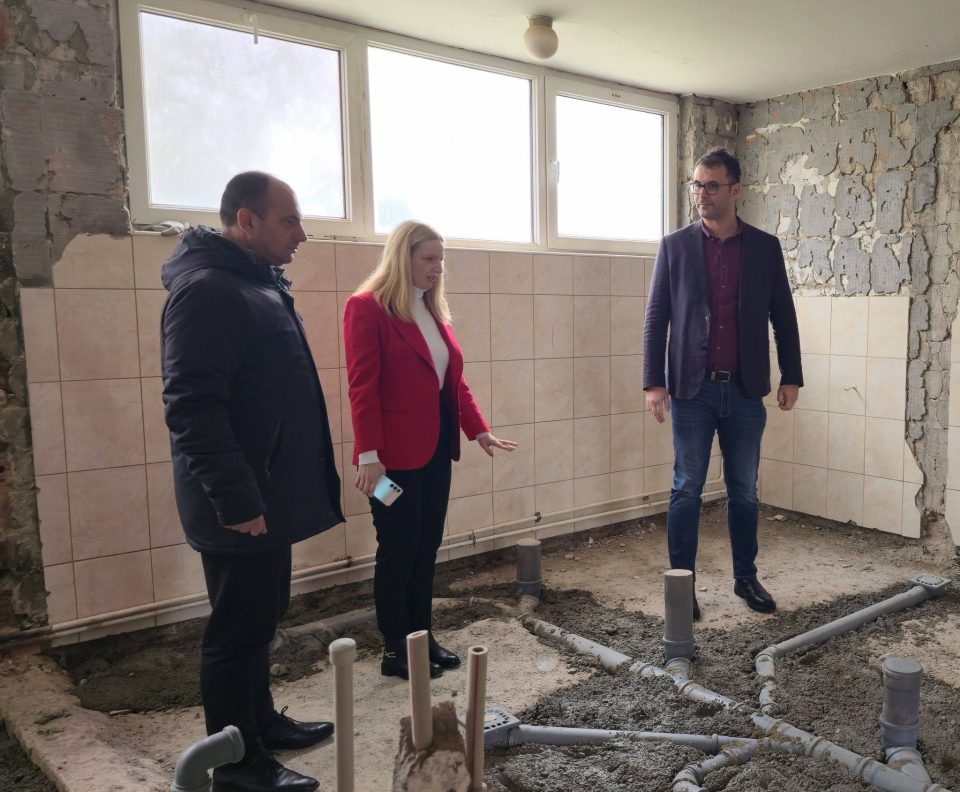 (ФОТО) Стојкоски: Целосно се обновени тоалетите во ООУ „Ѓорче Петров“