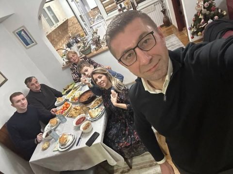 Премиерот Мицкоски со семејството на Бадник (ФОТО)