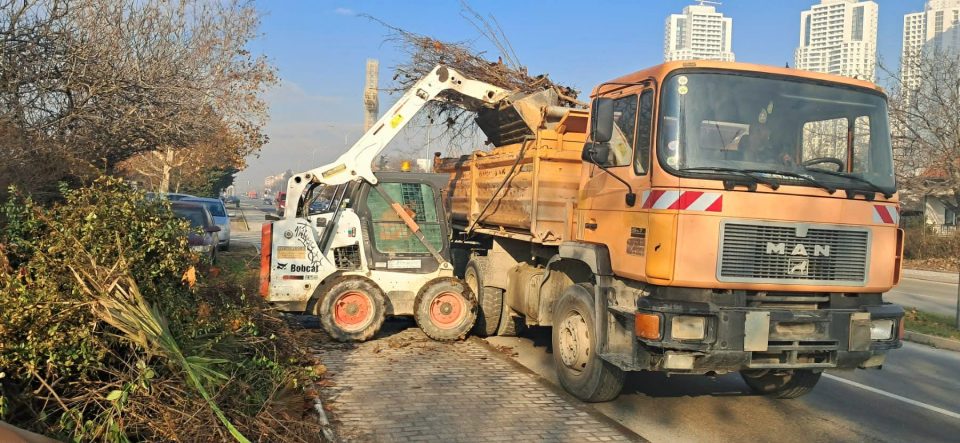 Општина Аеродром спроведува акција за чистење диви депонии на повеќе на локации