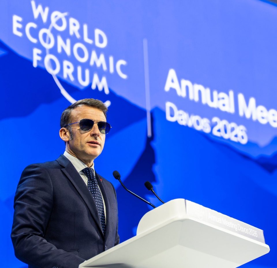 Постапката на Макрон ја стави во дилема јавноста: Носење очила во затворен простор, потреба или мода