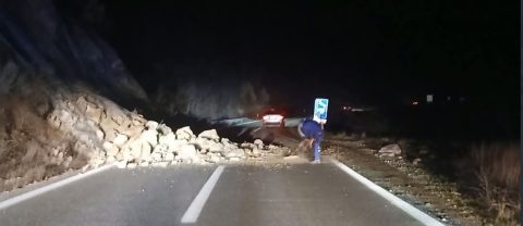 Одрон од карпа на патот Скопје-Велес