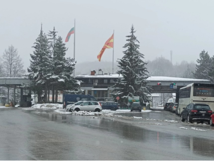 Лишен од слобода бугарски државјанин на ГП Деве Баир, кај него се пронајдени боксирач и транспарент со навредлива содржина