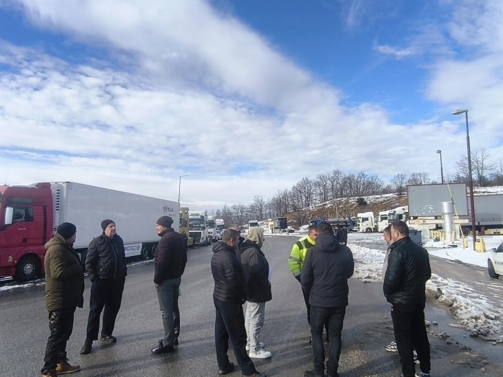 Трет ден блокада на камионџиите на Деве Баир