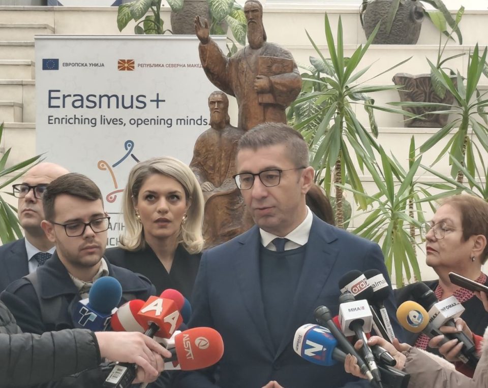 Мицкоски: Обезбедени средства за набавка на новите 150 електрични автобуси, Град Скопје ќе добие 100