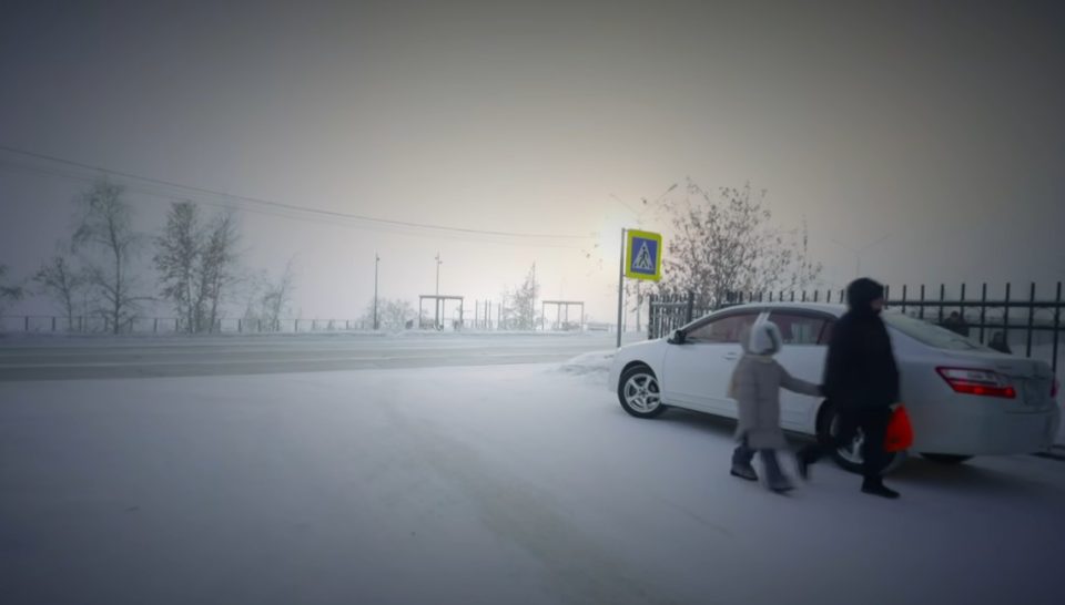 ВИДЕО: Oдгледува три деца во најстудениот град на светот, а вака изгледа нејзиниот ден на -64°C