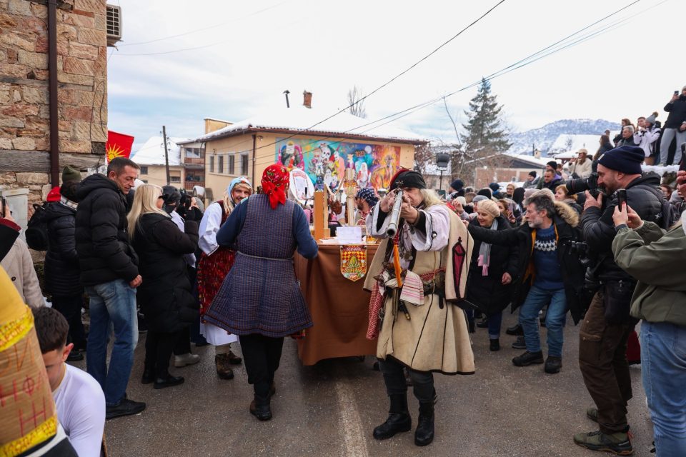 Со палење на маските и василичарско оро завршува Вевчанскиот карневал