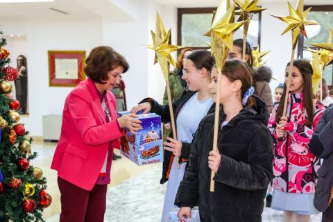 Сиљановска-Давкова со божиќна честитка: Да ги отвориме срцата и заедно да градиме благосостојба