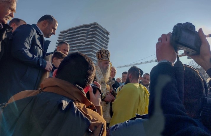 Меѓу 160 верници: Дарко Митровиќ го фати крстот од водите на Вардар во Скопје