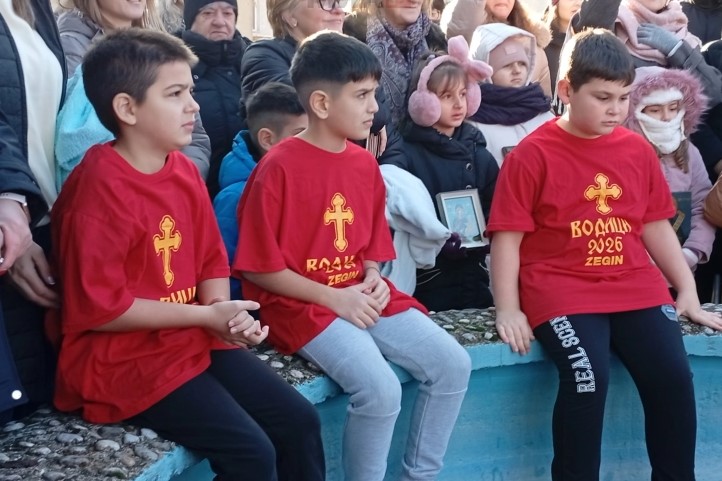 Во Дебар по крстот скокаа три дечиња, најсреќен Дамјан Стефановски