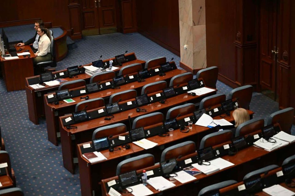 ФОТО: Празна сала, пратениците од опозицијата ги нема на седницата за пратенички прашања
