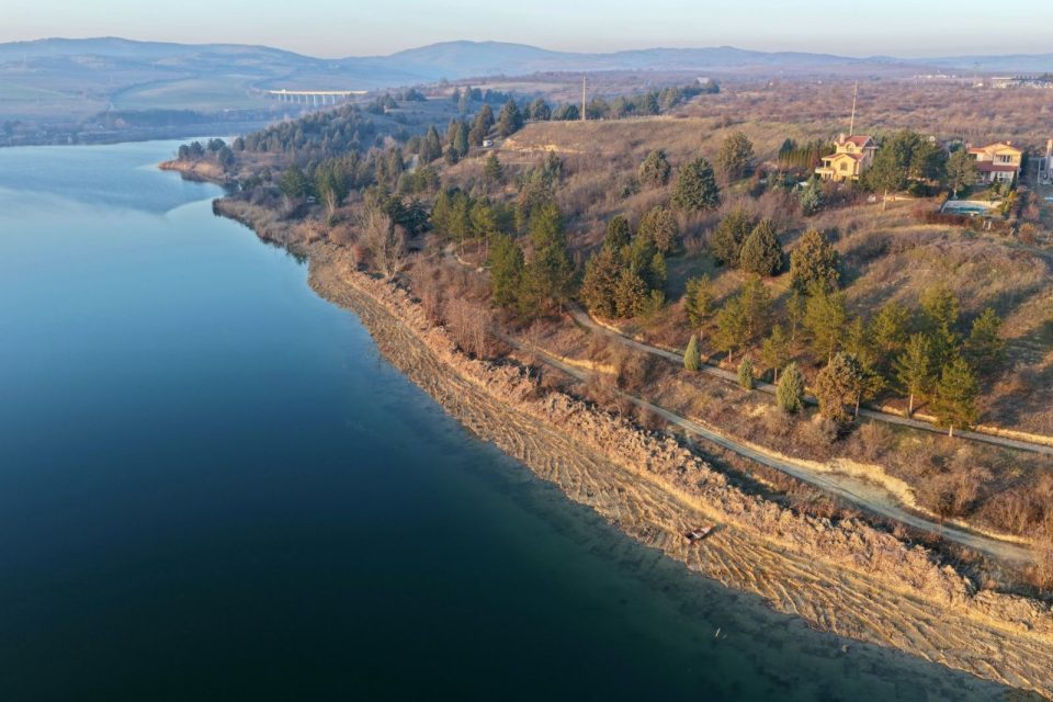 Првата плажа на езерото „Младост“ исчистена 30 проценти