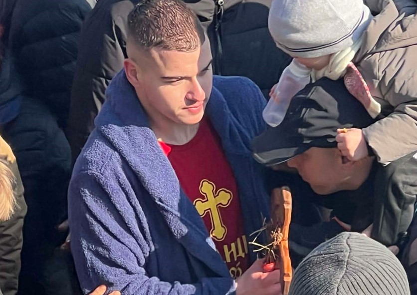 Во духот на верата и вековната традиција: Две млади момчиња фатија крстови во општина Ѓорче Петров (ФОТО+ВИДЕО)