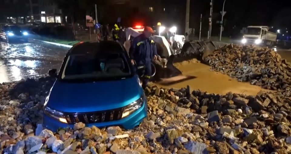 Над 900 повици за помош добила грчката противпожарна служба по силното невреме во Атика