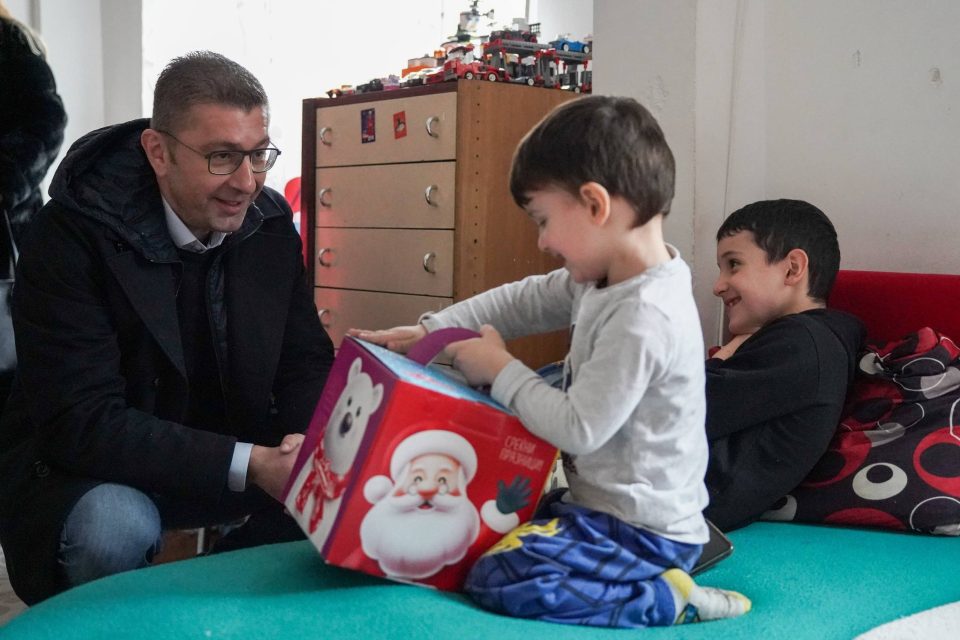 (Фото) Мицкоски: Бадник не е само ден, туку порака дека заедништвото, љубовта и солидарноста нe прават посилни