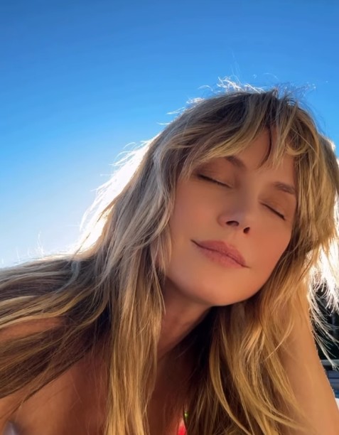 ВИДЕО: Горат мрежите, Хајди Клум топлес на пруга