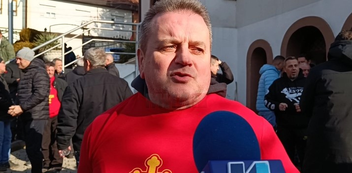 Јовица Илиески-Кара го фати осветениот крст за Богојавление-Водици во Тетово