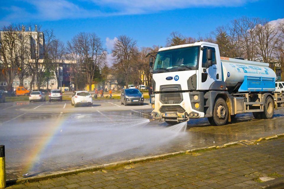 ФОТО: Генералка на Клинички, екипи на Град Скопје во акција за темелно чистење на срцето на македонското здравство