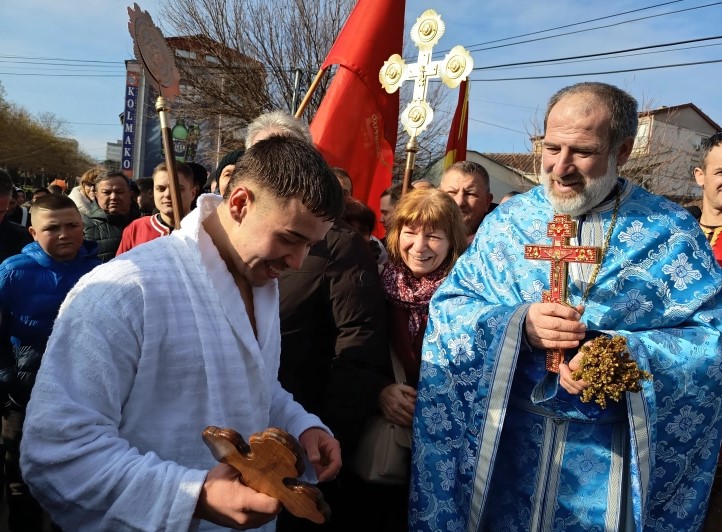 Средношколецот Кристијан го фати светиот крст во реката Луда Мара и посака да прекинат сите лоши работи во светот