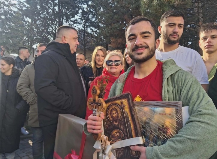 Борис Стефановски го фати крстот во црквата „Свети Никола“ во Куманово