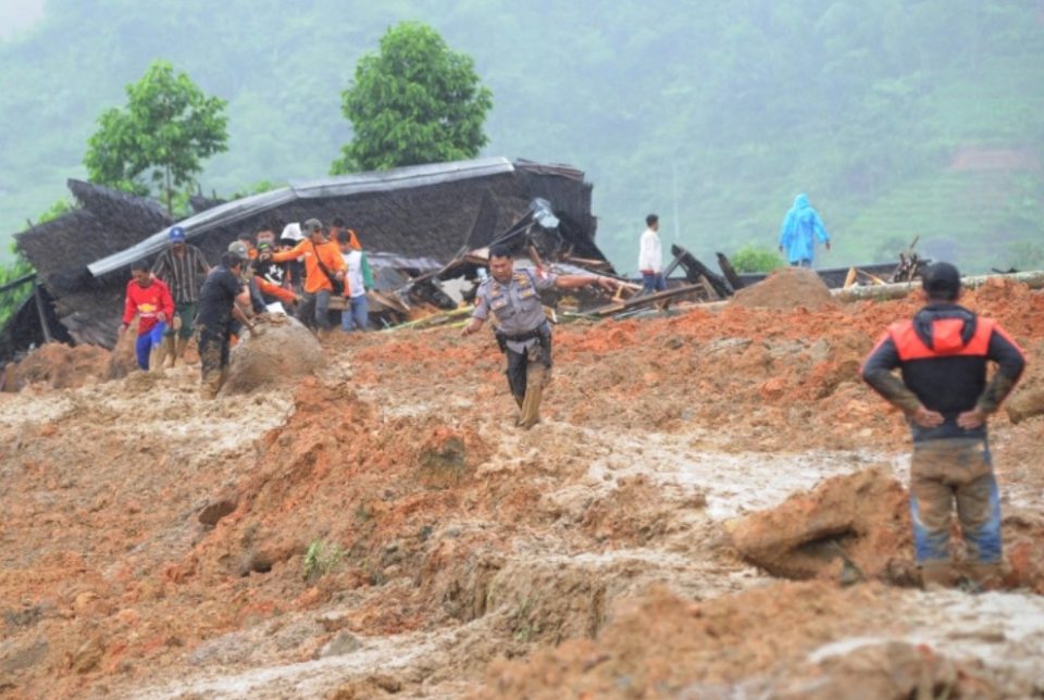 Лизгање на земјиште во Индонезија: Животот го загубија 25 лица, а 80 се водат како исчезнати