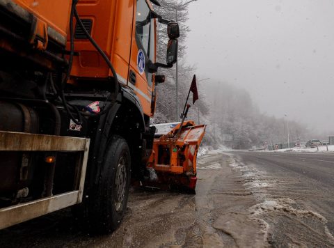 Снег со дожд во Стојмирово, сообраќајот се одвива непречено