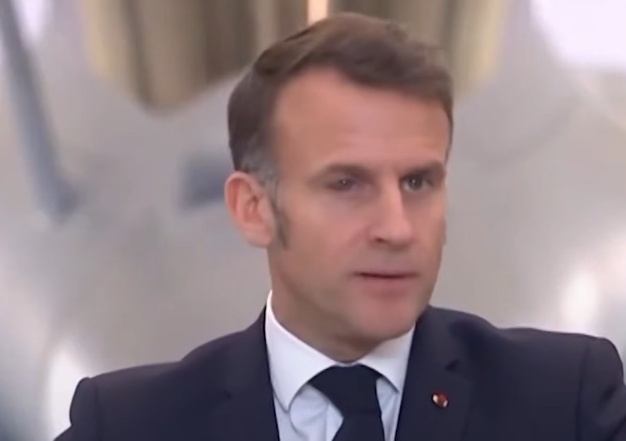 ВИДЕО: Макрон се појави со крваво око, па се пошегува – „Eye of the Tiger“