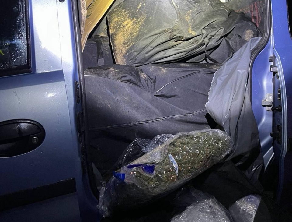 МВР објави видео: Лишени од слобода три лица, пресечен транспорт на 150 килограми марихуана